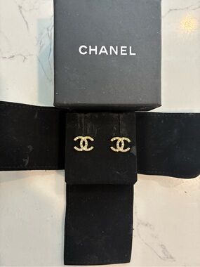 AUTHENTIC CHANEL Gold Pearl CC Logo Stud Earrings